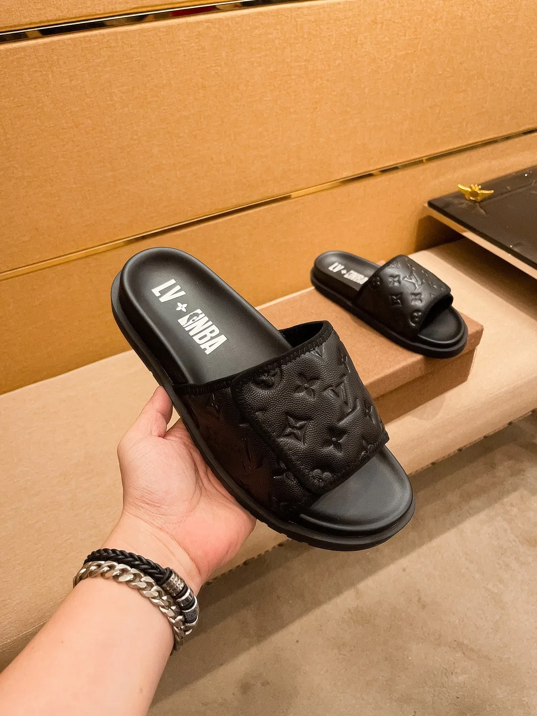 Men's men's shoes 💰 320💰 New model on the market 🔥[LV🔥 Louis Vuitton slippers] High-end 1:1 mold customization, original upgraded version of the outsole, lighter and non-slip. The market's top quality, fashionable and trendy, versatile and popular, simple yet tasteful, a must-have for fashionistas, exuding a fashionable and casual atmosphere, fashion is at your feet, full of confidence, the same style at the counter 👍The season of spring and summer slippers is here, super beautiful to wear, 38-44 1⃣️colors available🔥